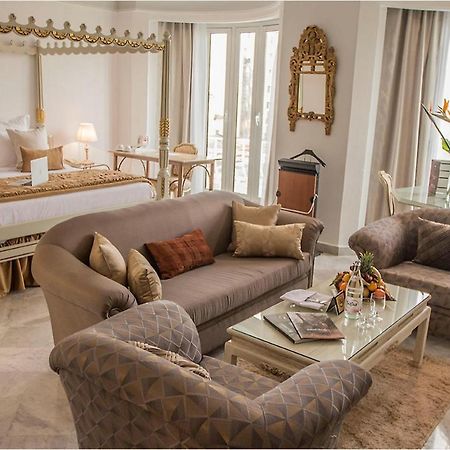 ホテル ラ メゾン ブランシェ チュニス エクステリア 写真 Suite at the Four Seasons Hotel, Paris