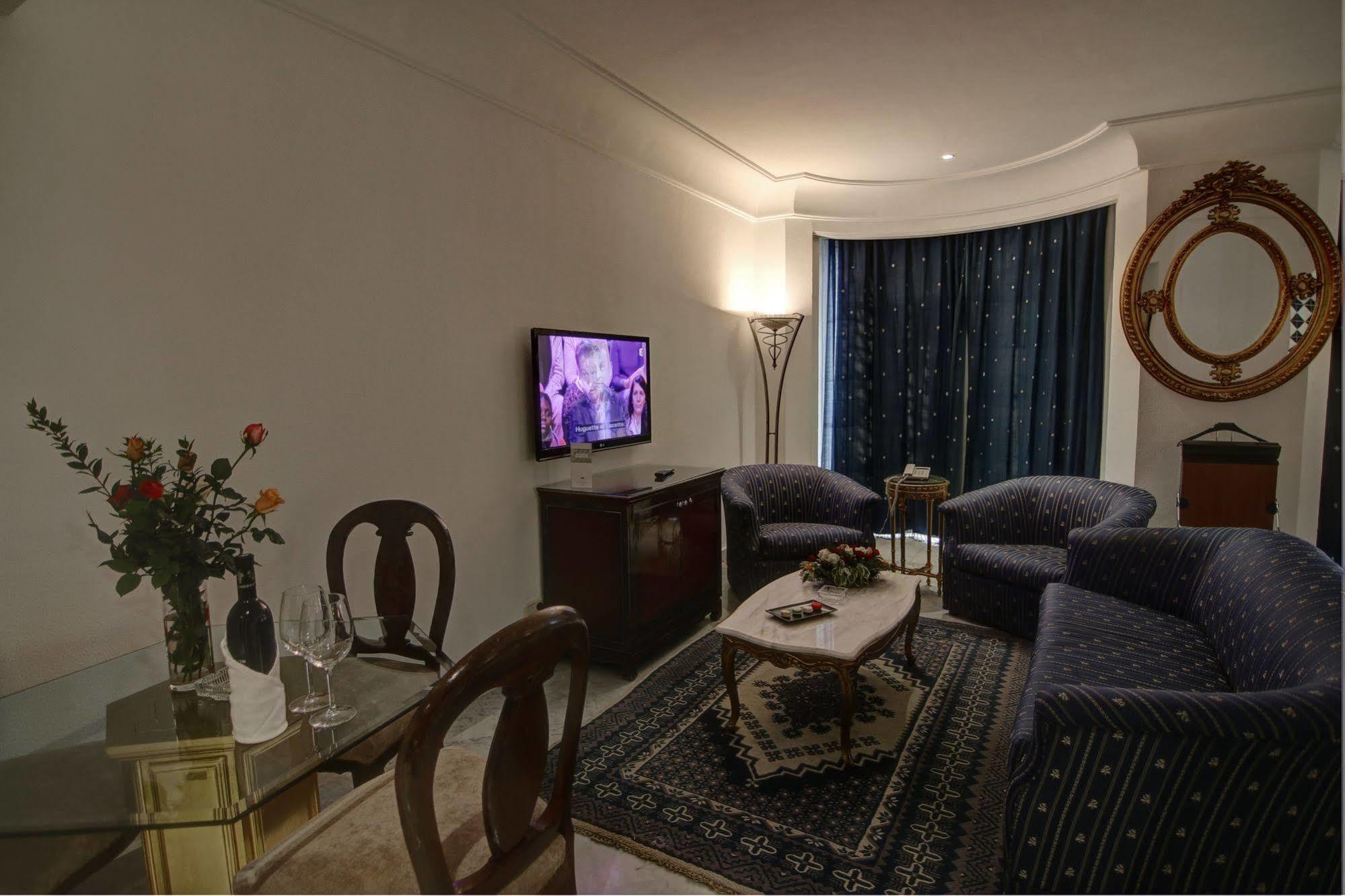ホテル ラ メゾン ブランシェ チュニス エクステリア 写真 A living room in a hotel