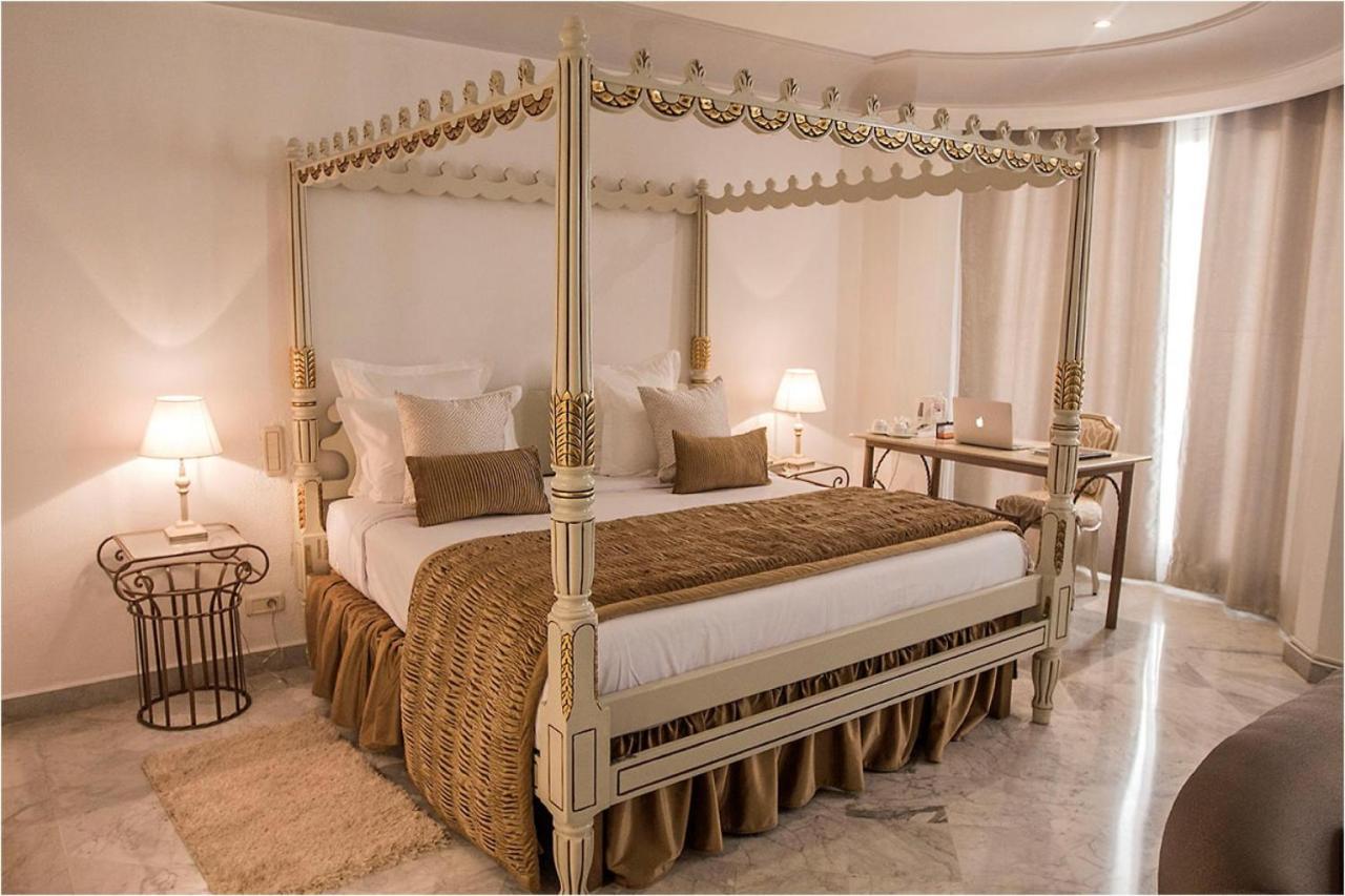 ホテル ラ メゾン ブランシェ チュニス エクステリア 写真 A four-poster bed