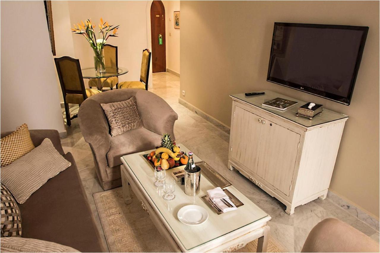 ホテル ラ メゾン ブランシェ チュニス エクステリア 写真 A living room in a suite at the Ritz-Carlton, Dubai