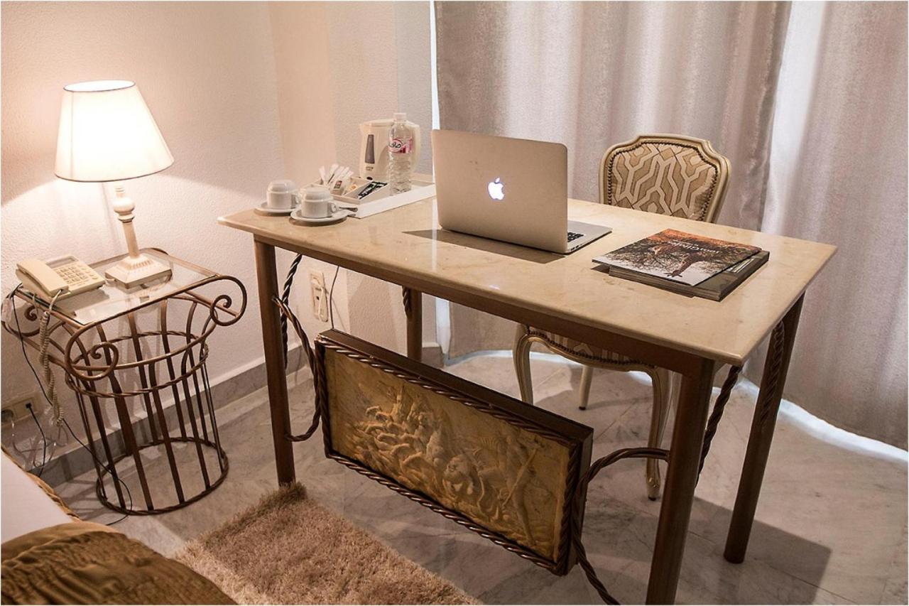 ホテル ラ メゾン ブランシェ チュニス エクステリア 写真 A writing desk